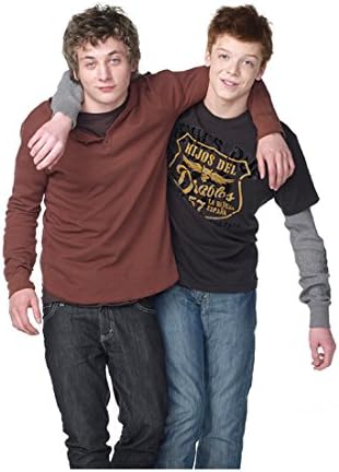 Безсрамен Джеръми Алън Уайт и Камерън Монаган в ролята на братята на Липите и Ian, обнимающихся. снимка с размер