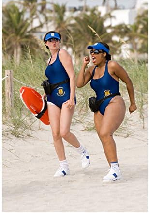 Рено 911: Фотография Маями с РАЗМЕРИ 8 на 10 инча, Найси Неш и Кери Кени в сини бански костюми и тенис обувките си на плажа kn